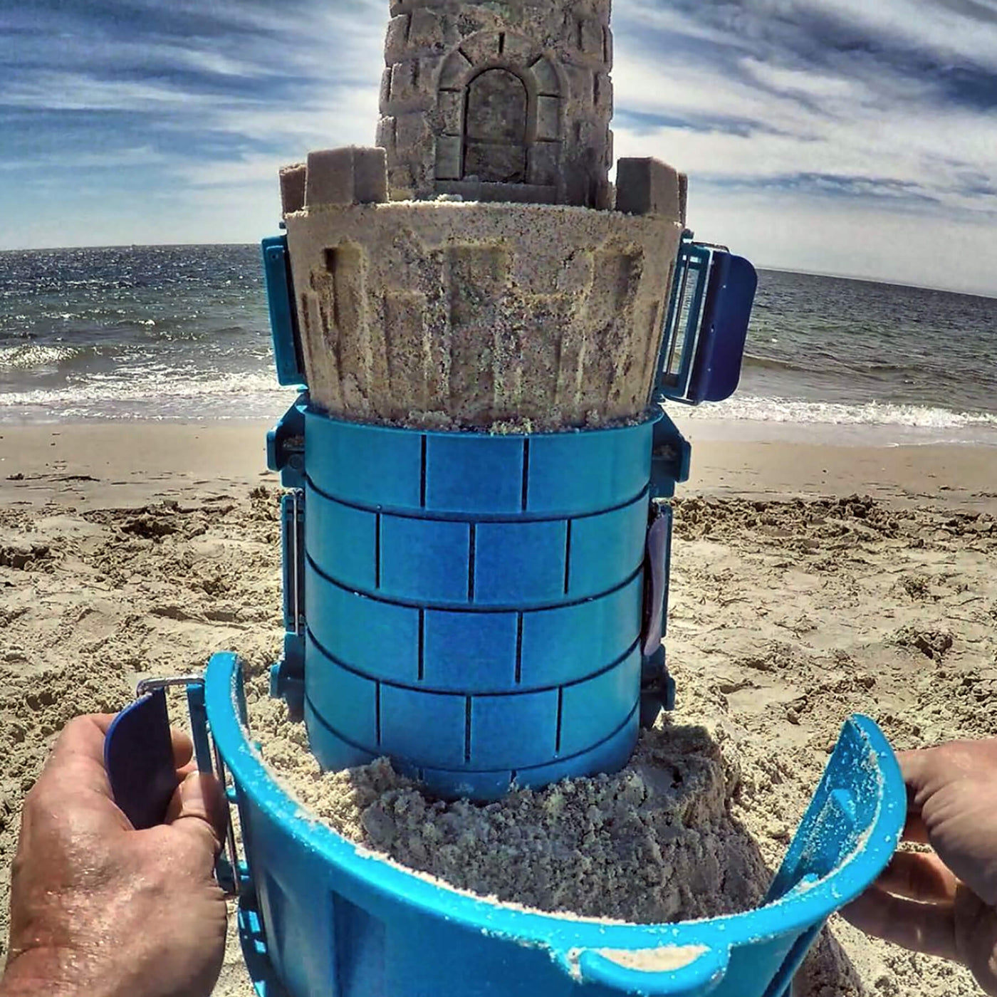 Revolutionary split molds take your sand or snow castle building experience to a whole new level!